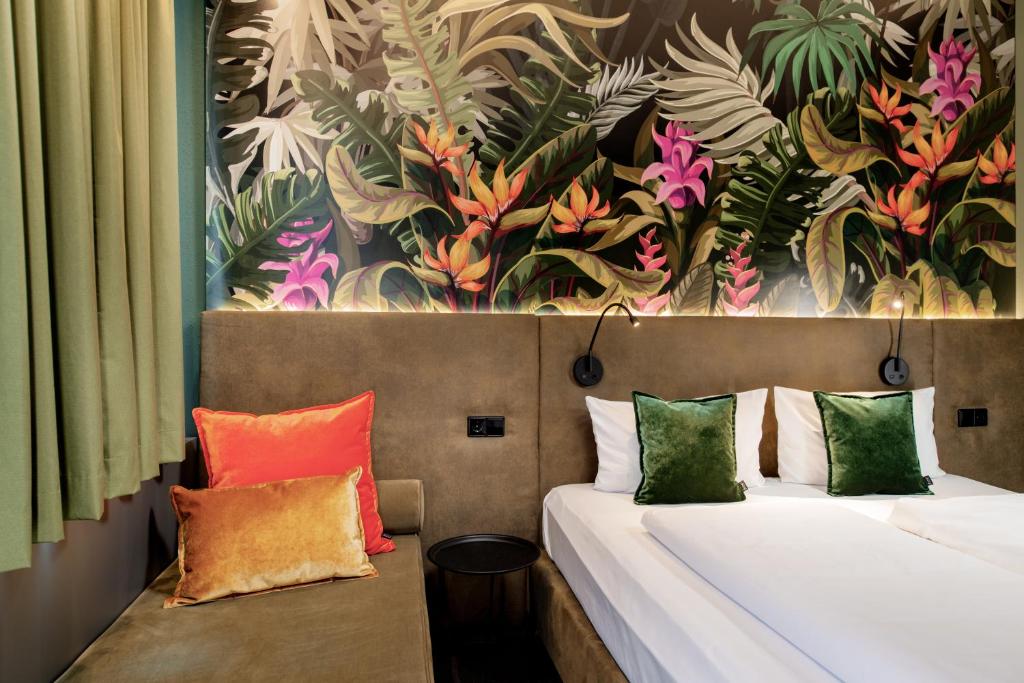 Ein Dreibettzimmer mit Doppelbett und Einzelbett im rugs Hotel Augsburg