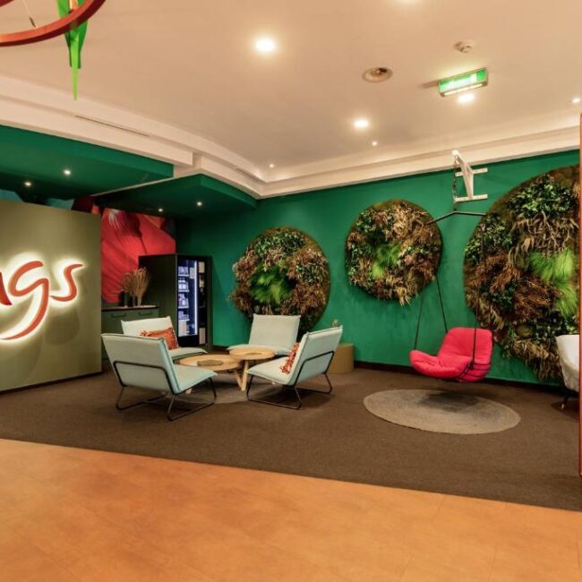 Die Lobby mit Sitzgelegenheiten im rugs Hotel Augsburg