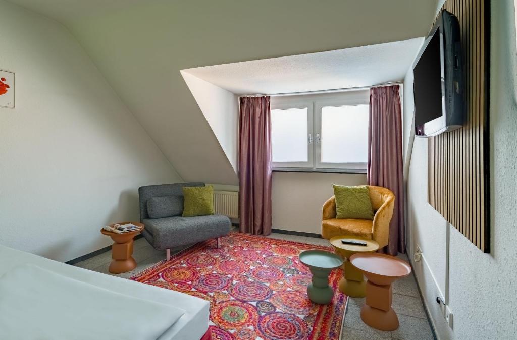Ein Doppelzimmer mit Sitzbereich im rugs Hotel Düsseldorf
