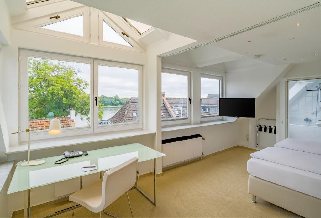 Der Arbeitsplatz und der Fernseher eines Doppelzimmers im rugs Hotel Köln