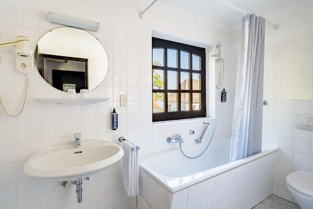 Ein Badezimmer mit Badewanne im rugs Hotel Köln