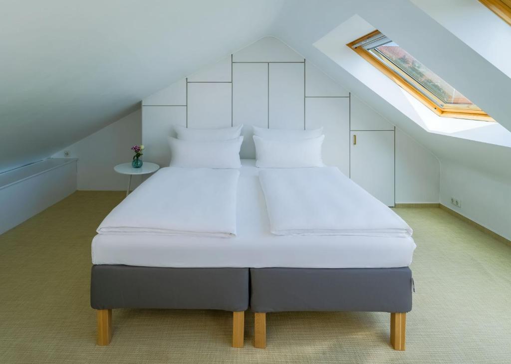 Das Doppelbett mit Dachschräge im rugs Hotel Köln