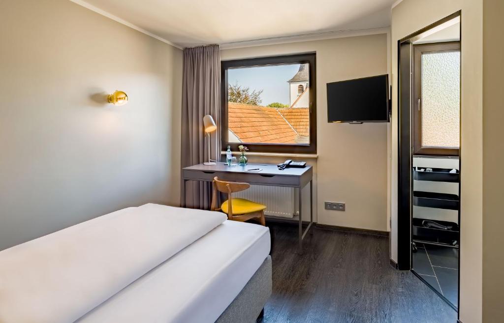 Der Arbeitsplatz im Einzelzimmer im rugs Hotel Köln