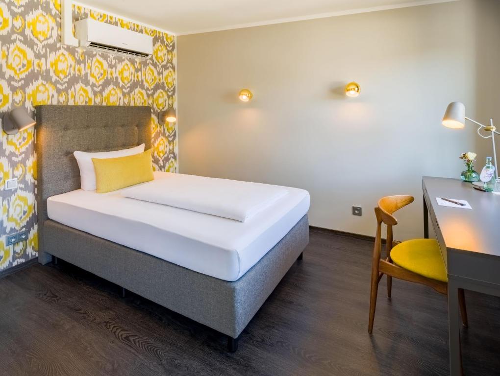 Das Einzelzimmer mit Bett und Schreibtisch im rugs Hotel Köln
