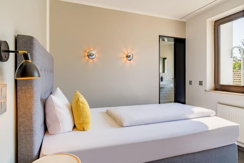 Das Bett eines Einzelzimmers im rugs Hotel Köln