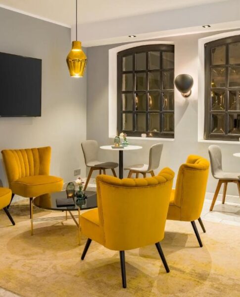 Die Lobby mit Sitzgelegenheiten im rugs Hotel Köln