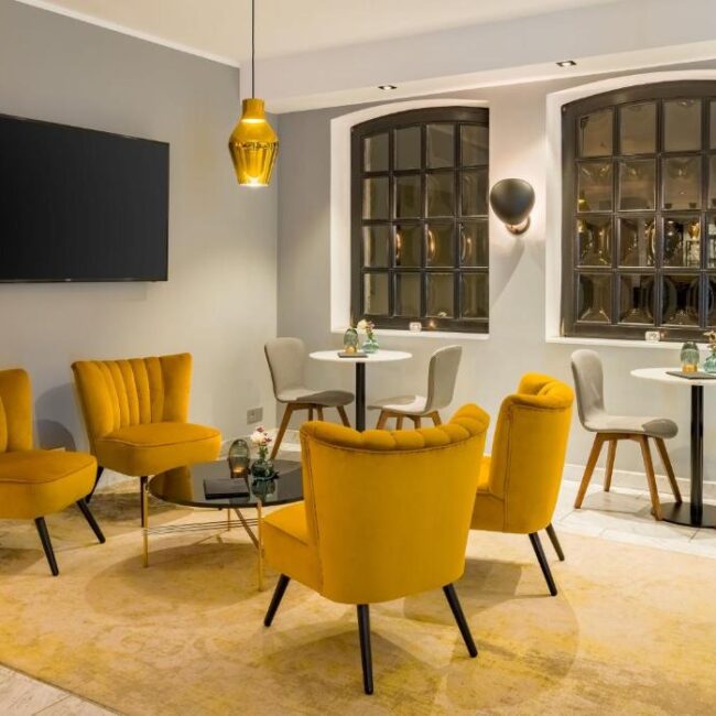 Die Lobby mit Sitzgelegenheiten im rugs Hotel Köln 