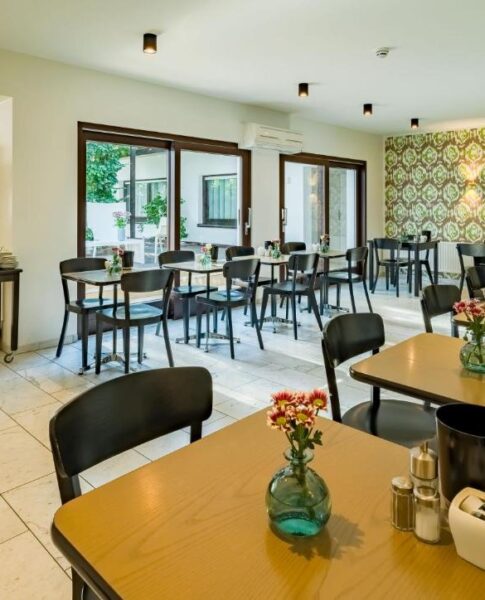 Der Speisesaal mit Tischen und Stühlen im rugs Hotel Köln