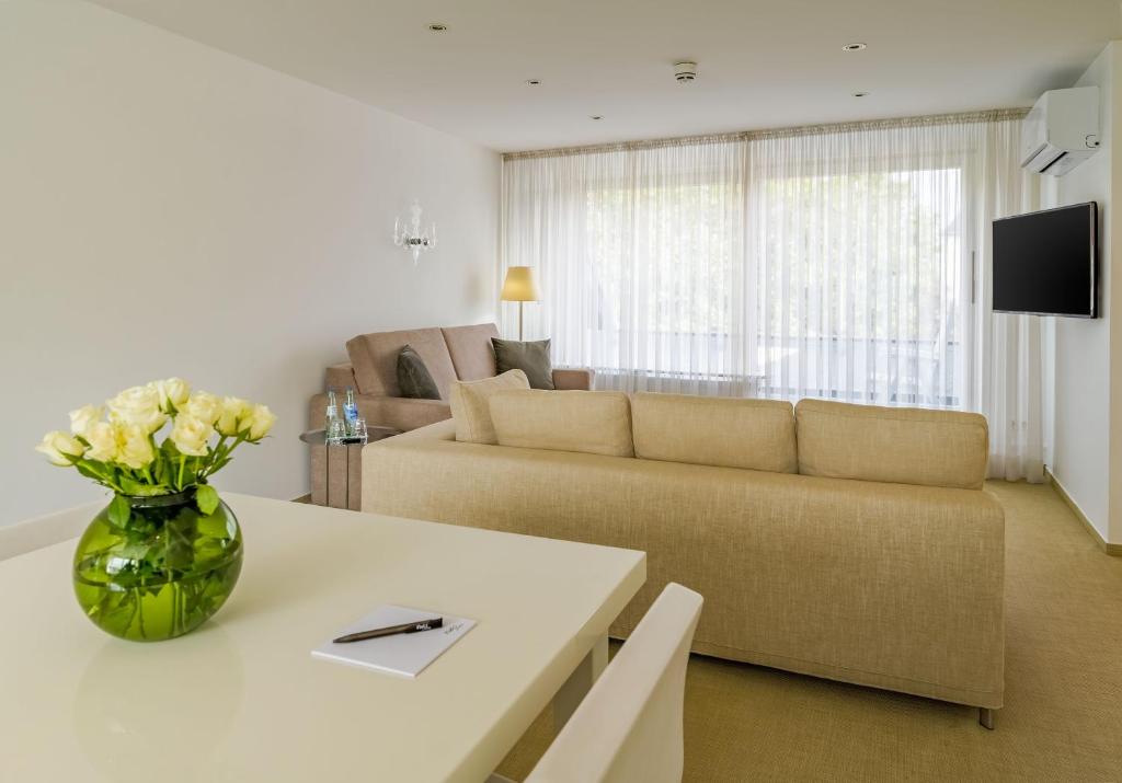 Der Wohnbereich mit Sofa im rugs Hotel Köln