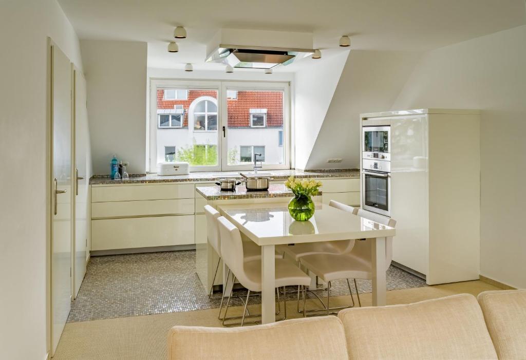 Die Küche eines Zimmers im rugs Hotel Köln