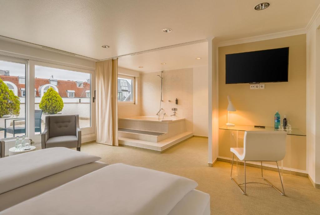 Ein Zimmer mit Balkon im rugs Hotel Köln