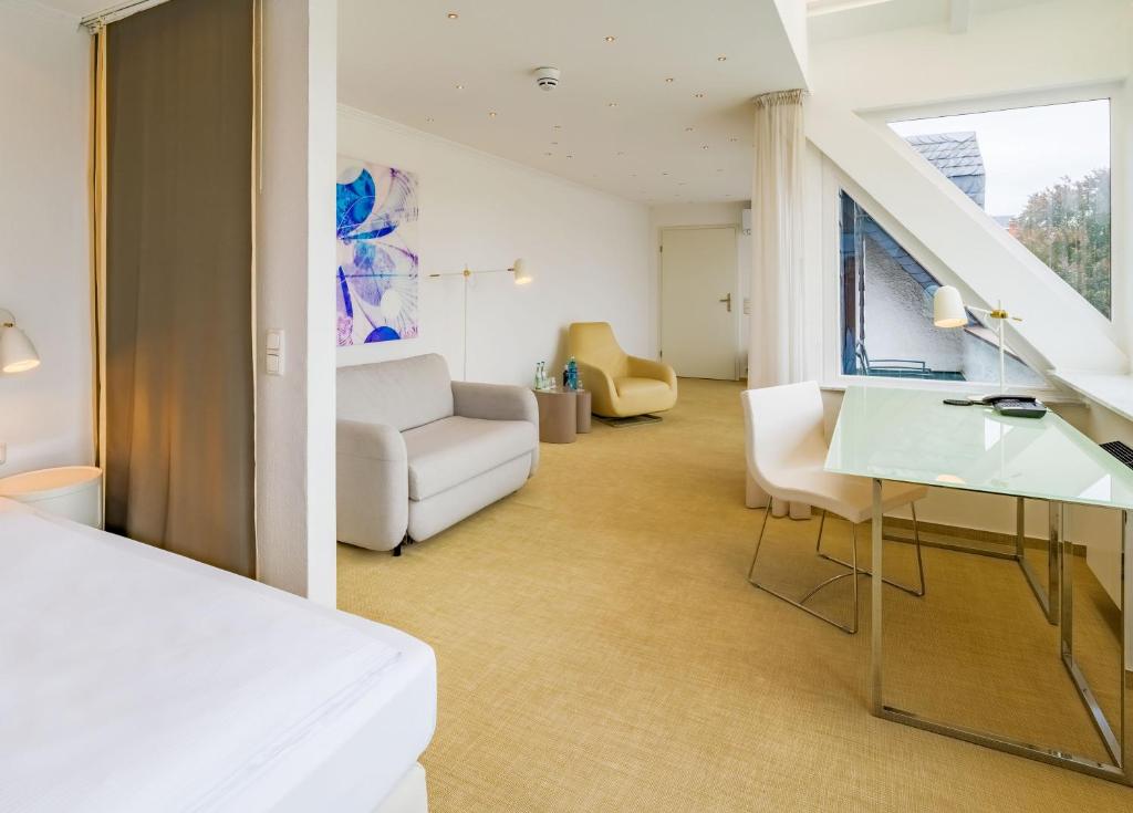 Ein Hotelzimmer mit Schreibtisch im rugs Hotel Köln