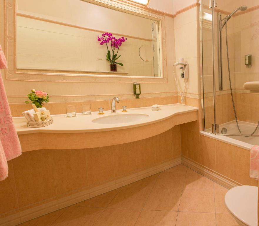 Ein großes Waschbecken und eine geräumige Dusche