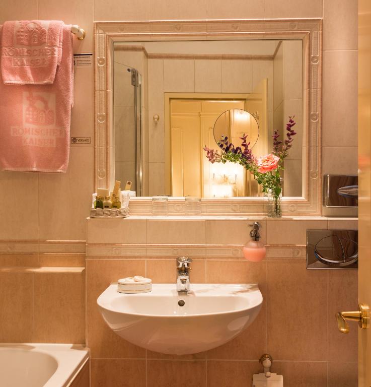 Das Badezimmer im Schlosshotel Römischer Kaiser