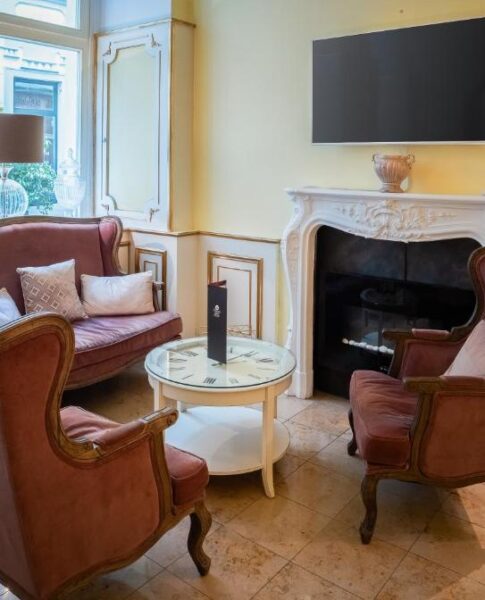 Ein Zimmer mit Kamin im Schlosshotel Römischer Kaiser