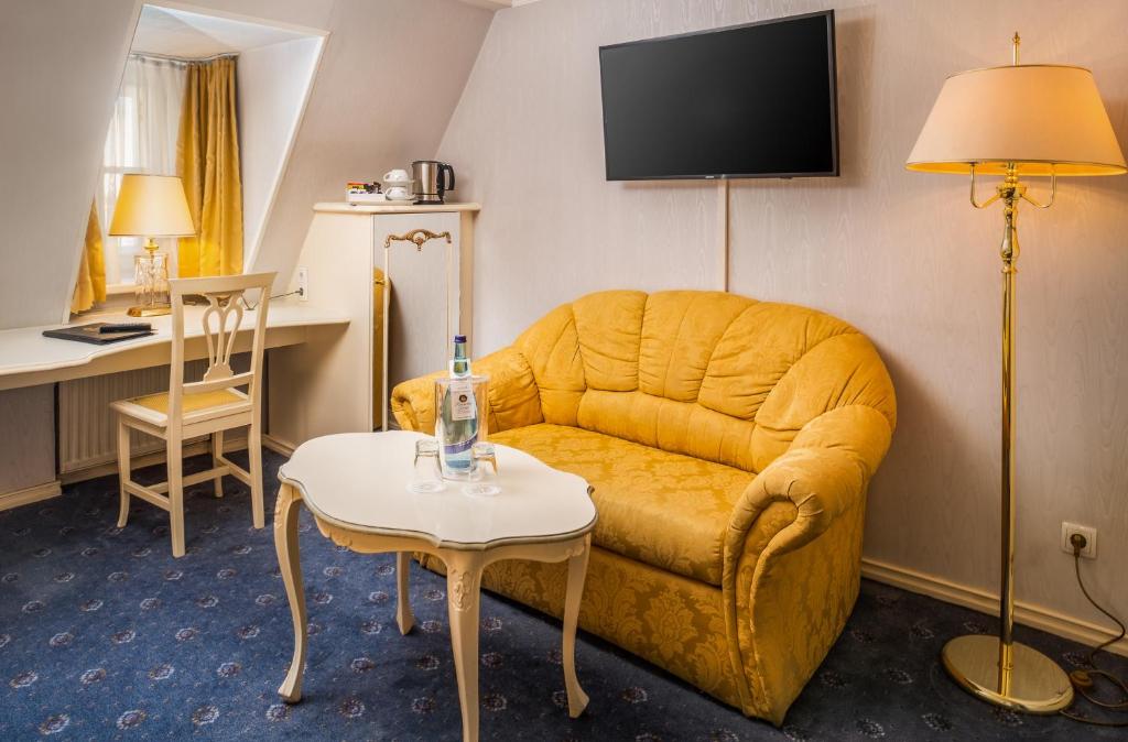 Gemütliches Sofa im Schlosshotel Römischer Kaiser