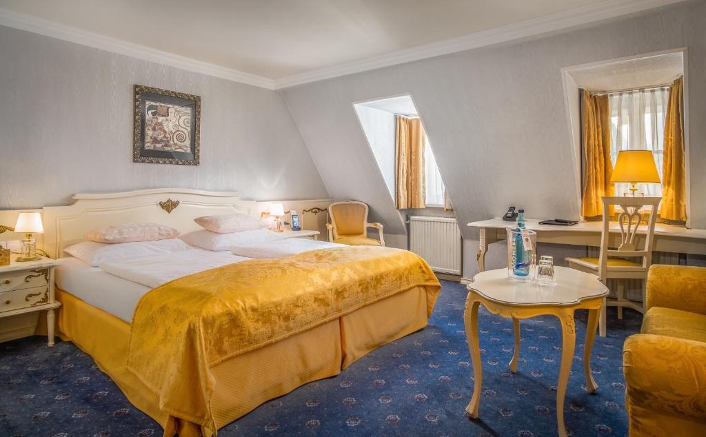 Geräumiges Zimmer mit Arbeitsplatz und Sitzecke