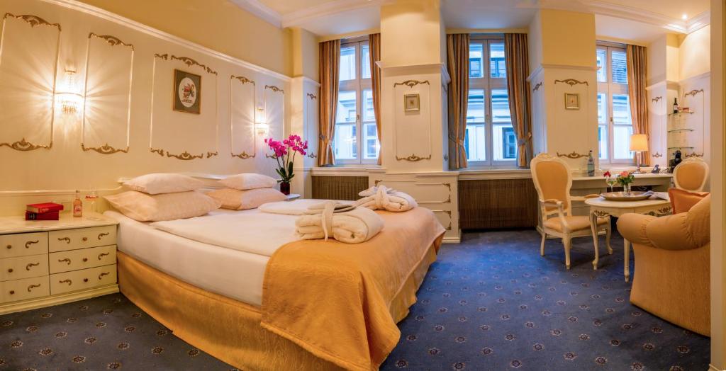Eine Weitwinkel Aufnahme von einem Zimmer im Schlosshotel Römischer Kaiser