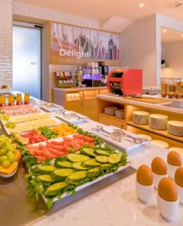 Die Auswahl an Gemüse und Obst zum Frühstück