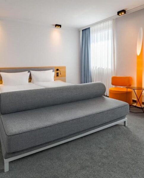 Ein gemütliches Sofa im Zimmer mit Kingsize Bett