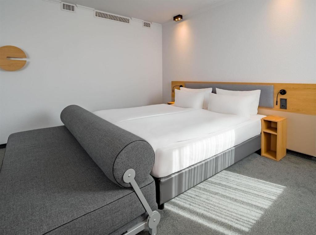 Ein Zimmer mit Sofa im Spark by Hilton Wuppertal City Centre