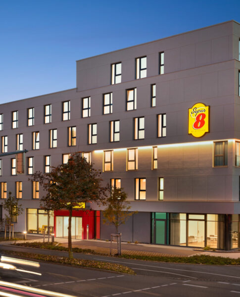 Das Super 8 by Wyndham Augsburg am Abend