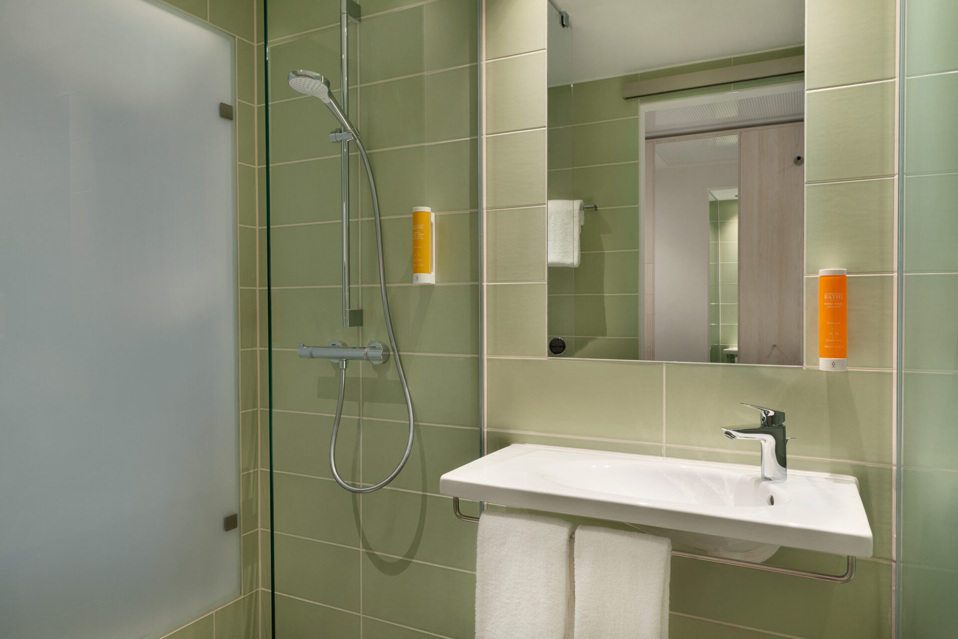 Badezimmer mit Dusche im Super 8 by Wyndham Augsburg