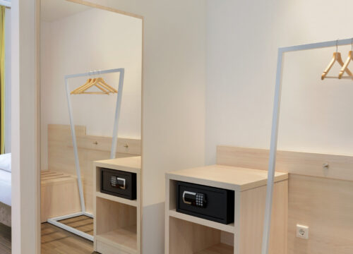 Safe und Kleiderbügel im Super 8 by Wyndham Augsburg