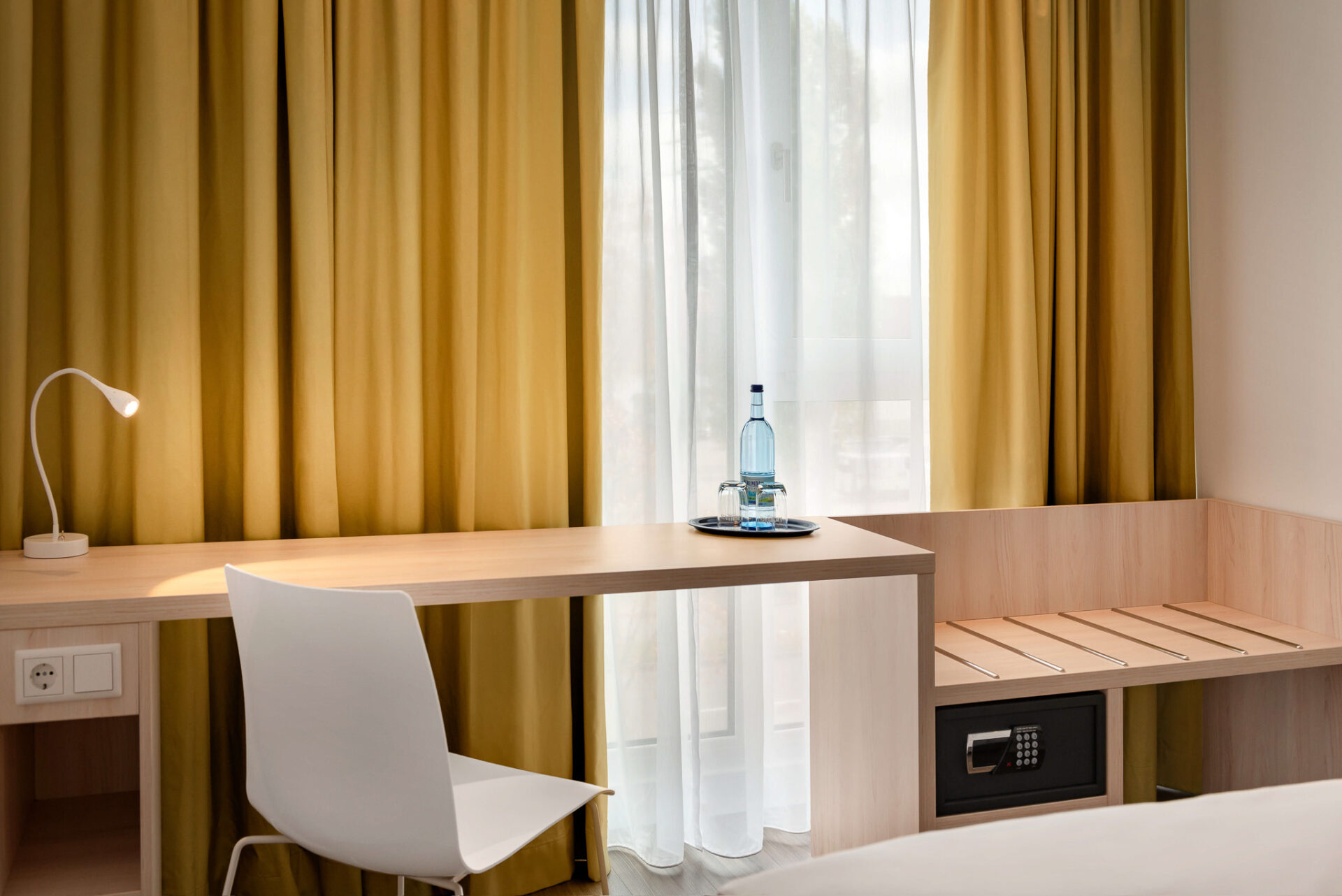 Gepäckablage im Zimmer