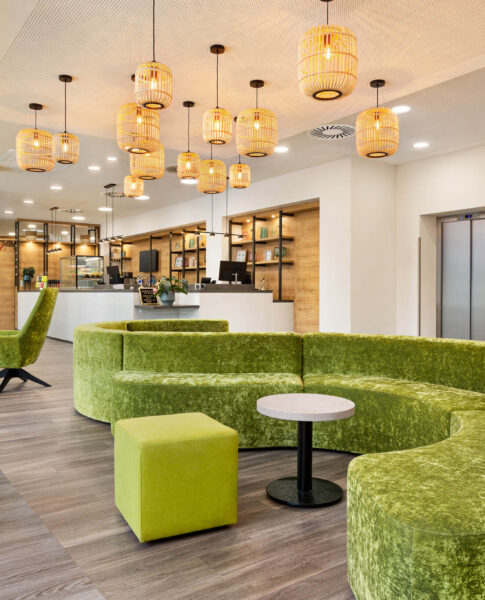 Die stylische Lobby im Super 8 by Wyndham Chemnitz