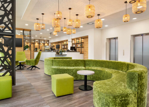 Die stylische Lobby im Super 8 by Wyndham Chemnitz