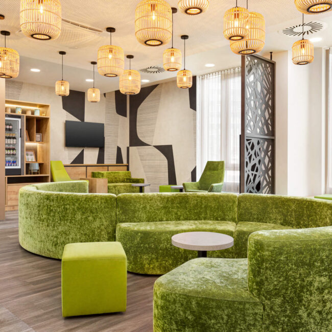 Lobby mit Kühlschrank und Fernseher