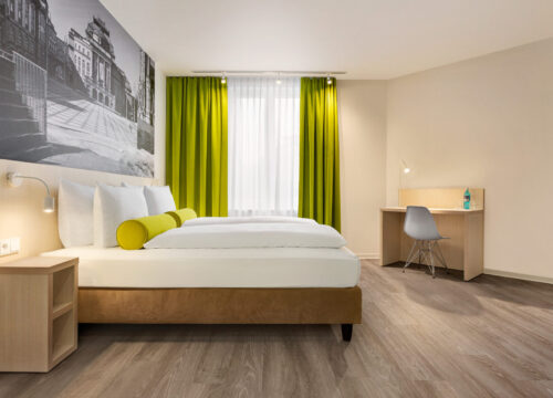 Das behindertengerechte Zimmer mit Schreibtisch