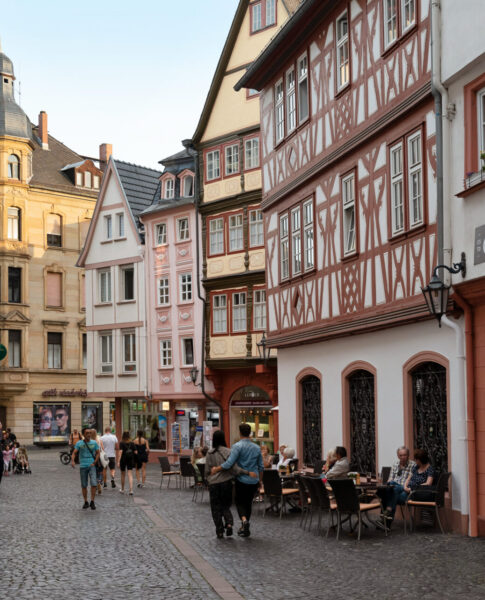 Die Fußgängerzone in der Nähe vom Super8 by Wyndham Mainz Zollhafen