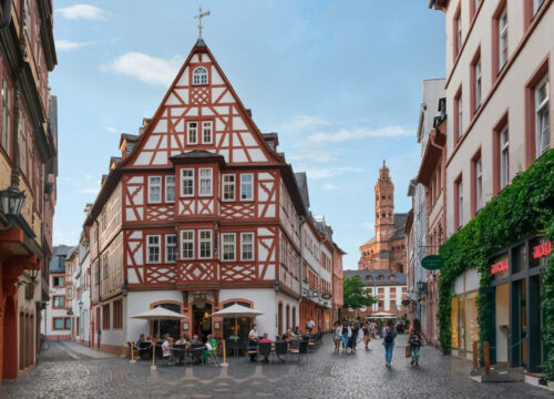 Die Fußgängerzone beim Super8 by Wyndham Mainz Zollhafen
