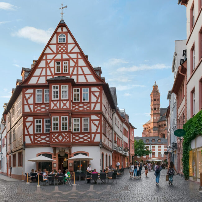 Die Fußgängerzone beim Super8 by Wyndham Mainz Zollhafen