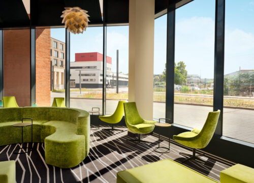 Die Lobby mit Sitzgelegenheiten im Super8 by Wyndham Mainz Zollhafen