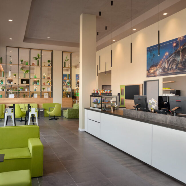 Der Rezeptionsbereich im Super8 by Wyndham Mainz Zollhafen