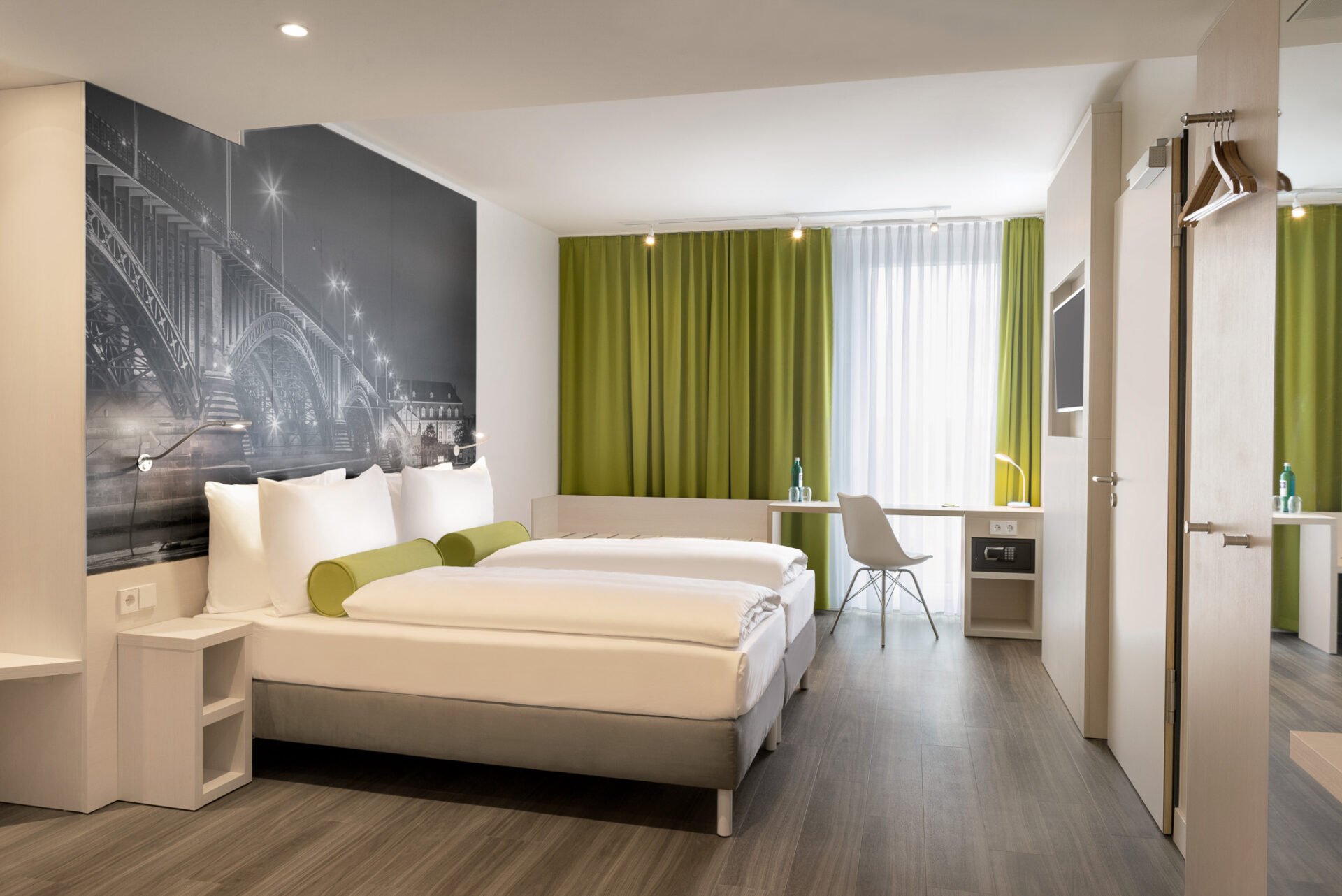 Die Ausstattung eines Zimmers im Super8 by Wyndham Mainz Zollhafen