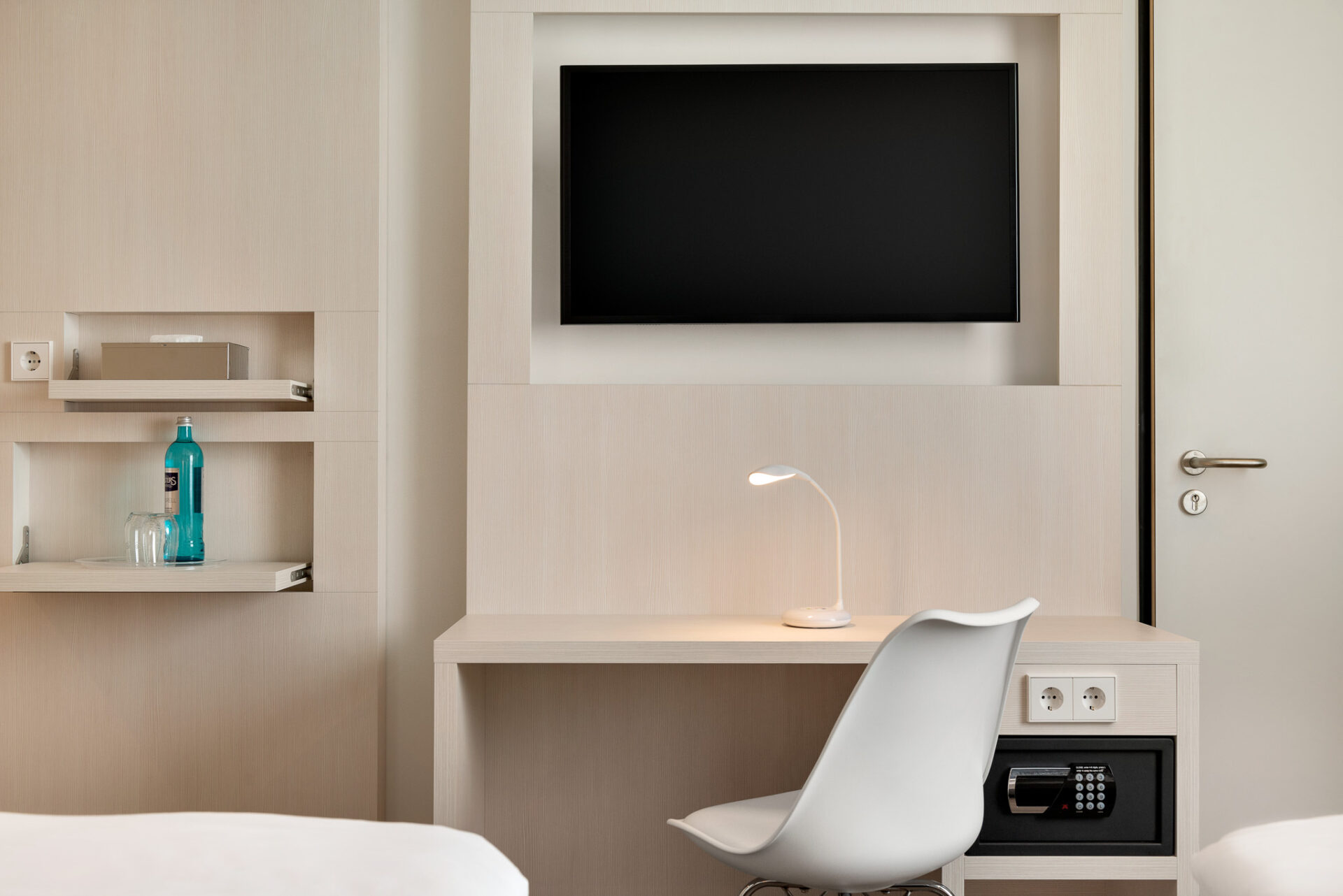 Die Ausstattung eines Zimmers im Super8 by Wyndham Mainz Zollhafen