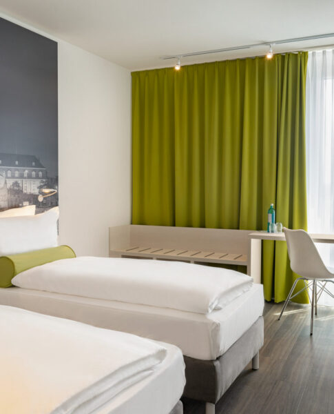 Die Betten eines Zweibettzimmers im Super8 by Wyndham Mainz Zollhafen