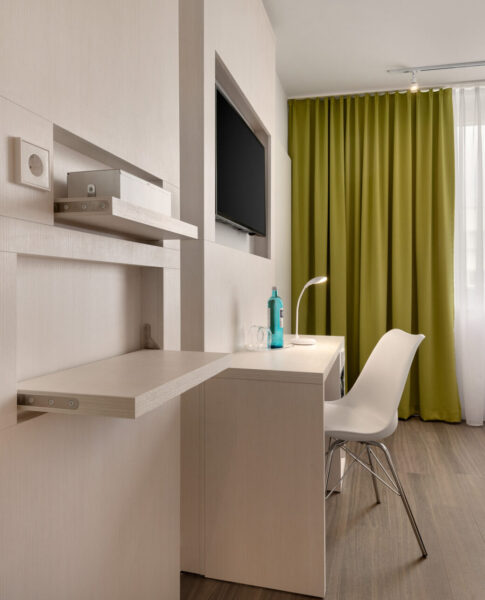 Der Schreibtisch eines Zweibettzimmers im rugs Hotel Köln 