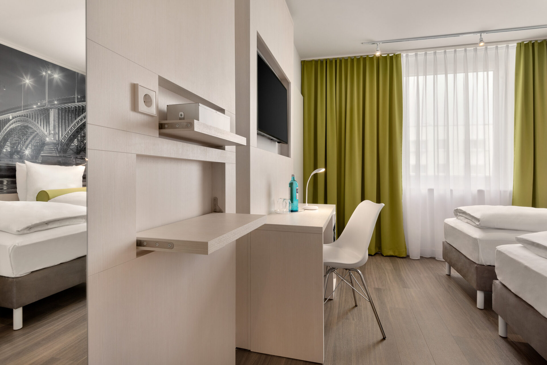 Der Schreibtisch eines Zweibettzimmers im Super8 by Wyndham Mainz Zollhafen