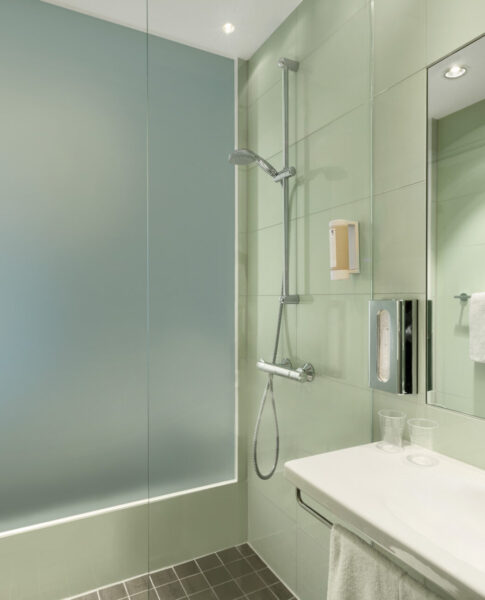 Das Badezimmer mit Badewanne im Super8 by Wyndham Munich City North 