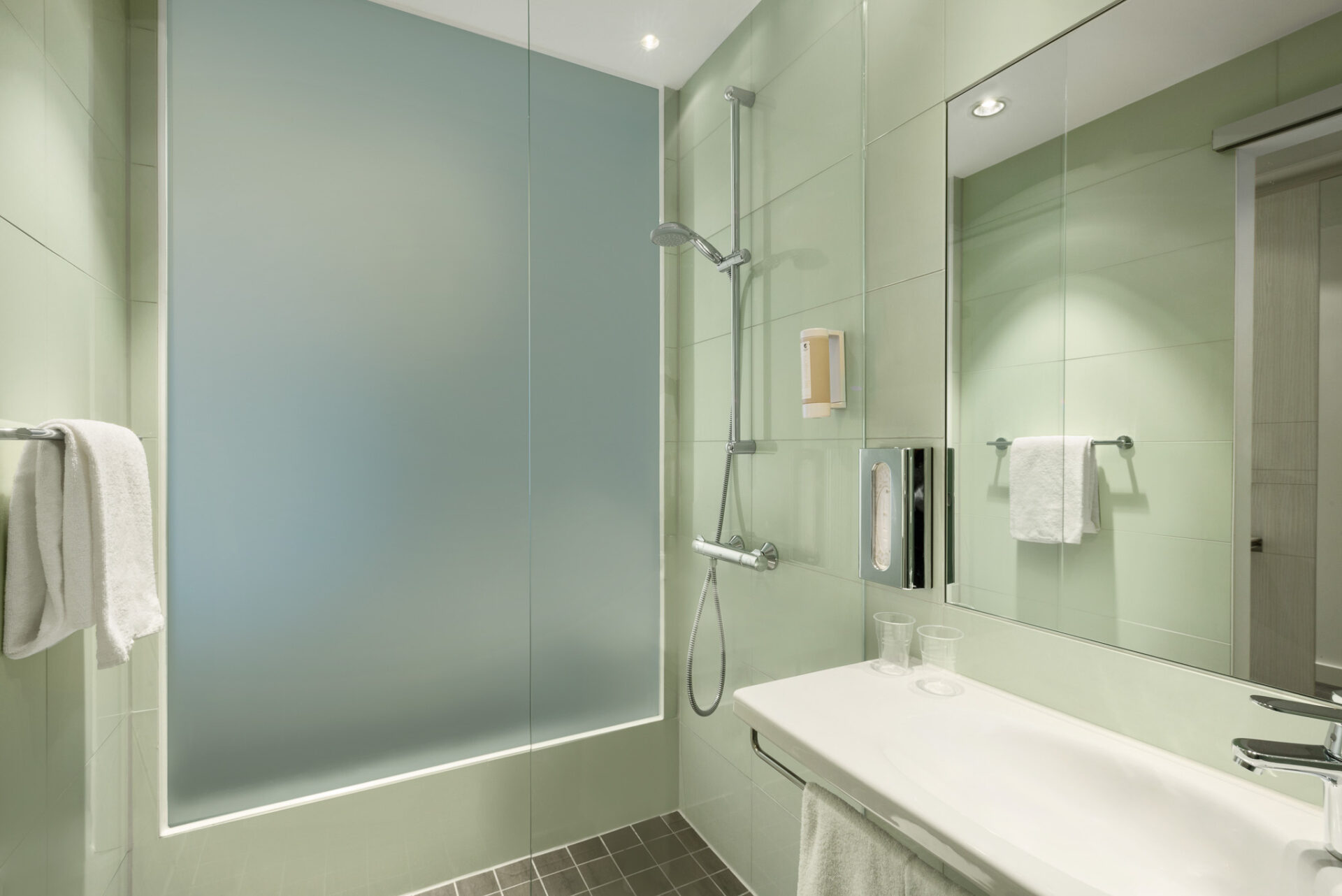 Das Badezimmer mit Badewanne im Super8 by Wyndham Munich City North