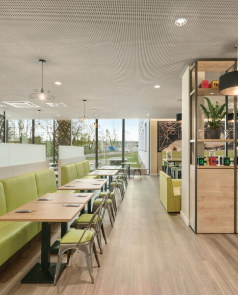 Der Frühstücksraum mit Tischen und Stühlen im Super8 by Wyndham Munich City North 