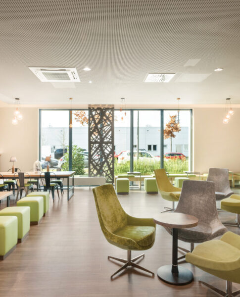 Die Lobby mit Fernseher im Super8 by Wyndham Munich City North