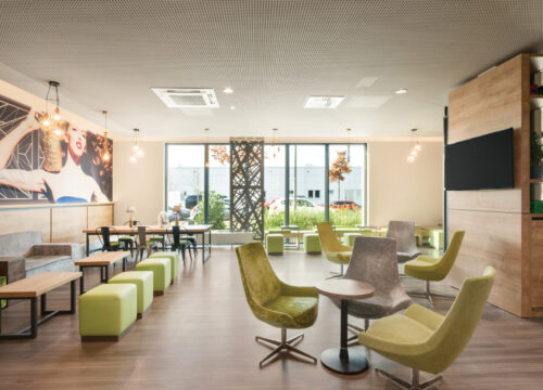 Die Lobby mit Fernseher im Super8 by Wyndham Munich City North 