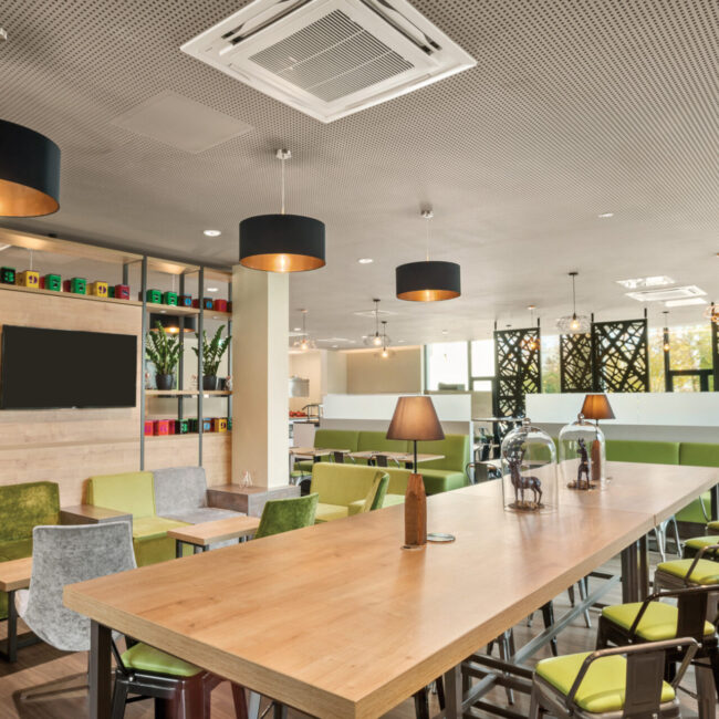 Die Lobby mit Sitzgelegenheiten im Super8 by Wyndham Munich City North 