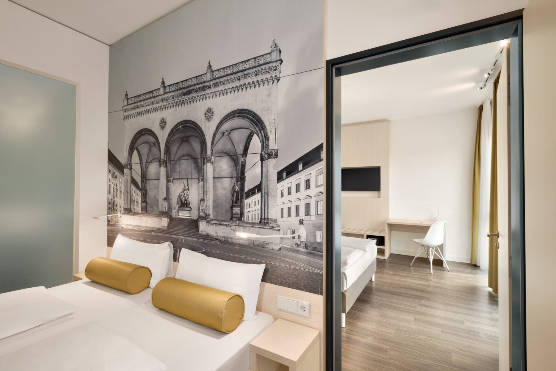 Der Schlafbereich und Wohnbereich eines Zimmers im Super8 by Wyndham Munich City North